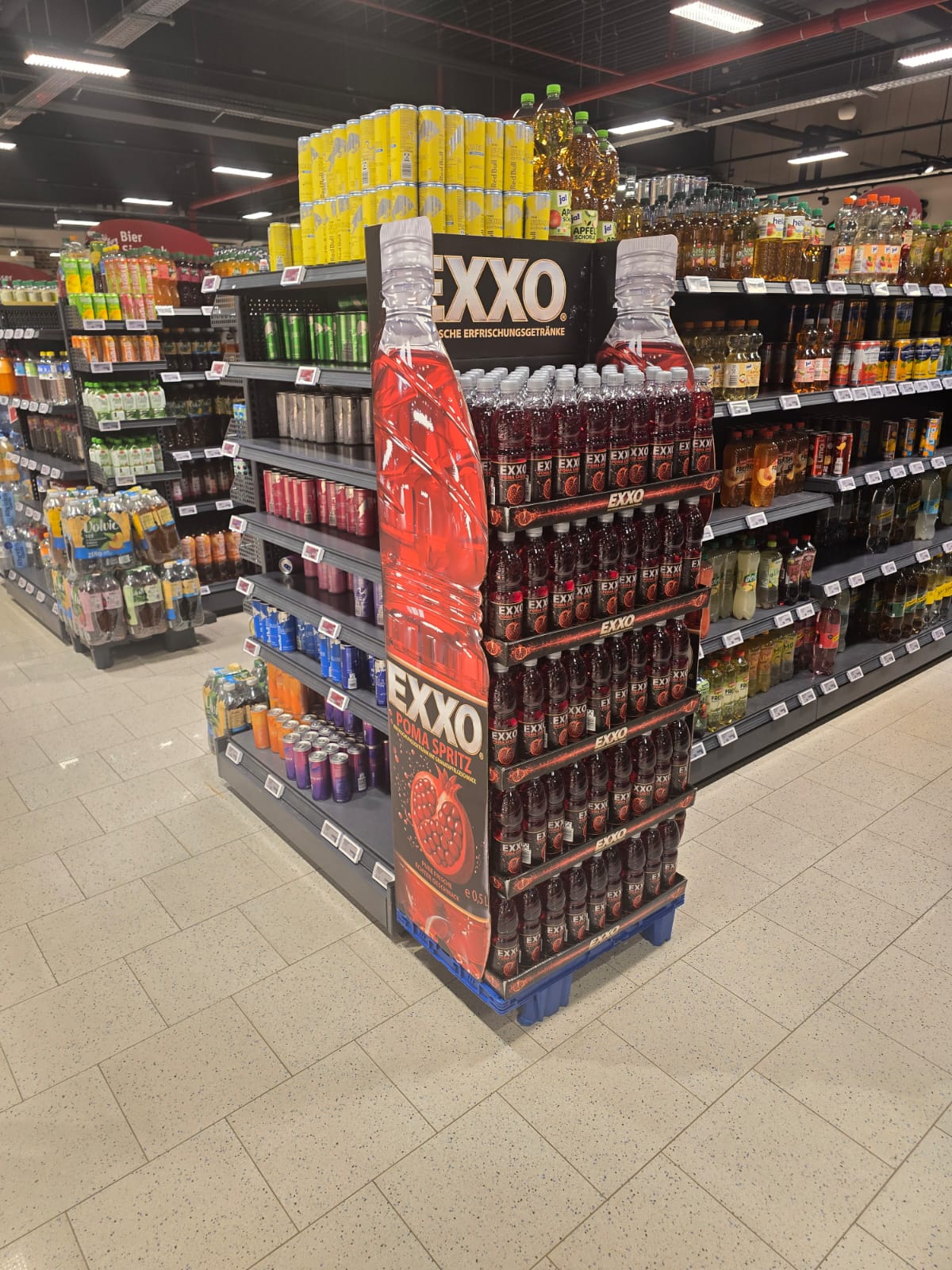EXXO POMA SPRITZ Kopfplatzierung am Regalende in der Getr&auml;nkeabteilung